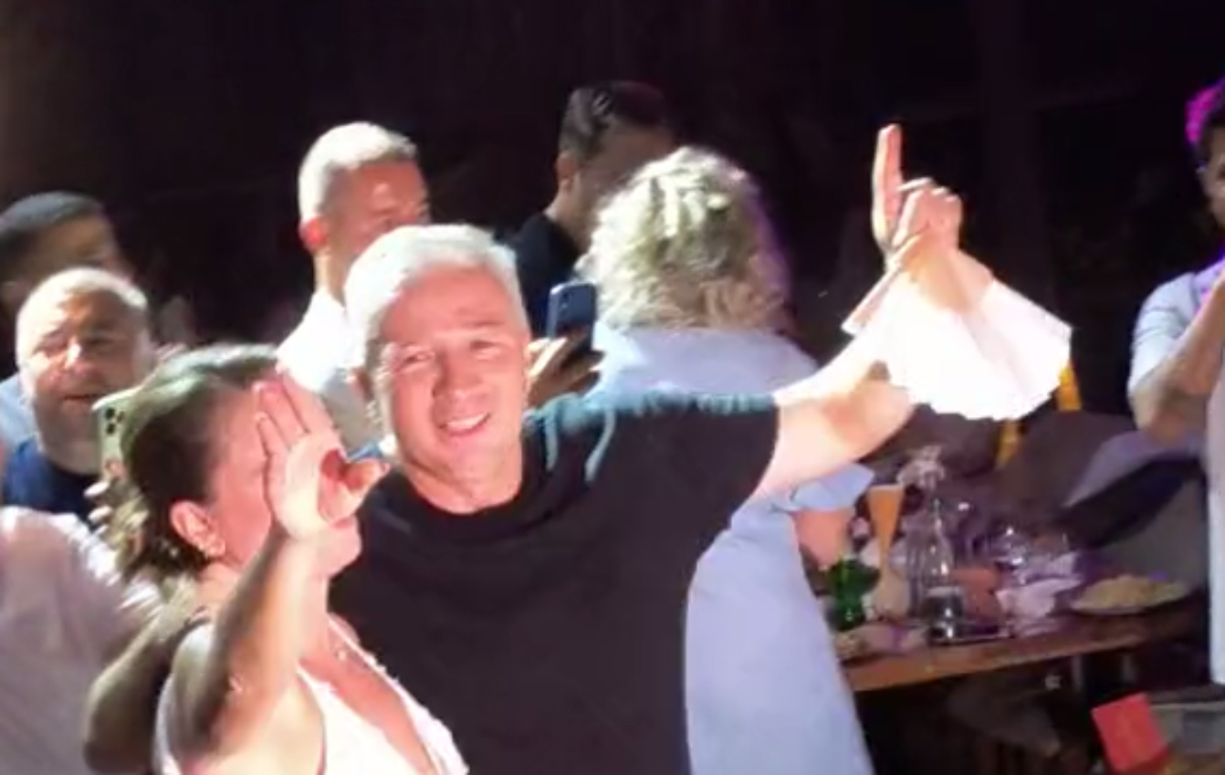 Imagini senzaționale: Dan Petrescu a rupt ringul de dans ca socru mic, la nunta fiicei Rebecca! Vlad Chiricheş nu s-a lăsat nici el mai prejos. VIDEO