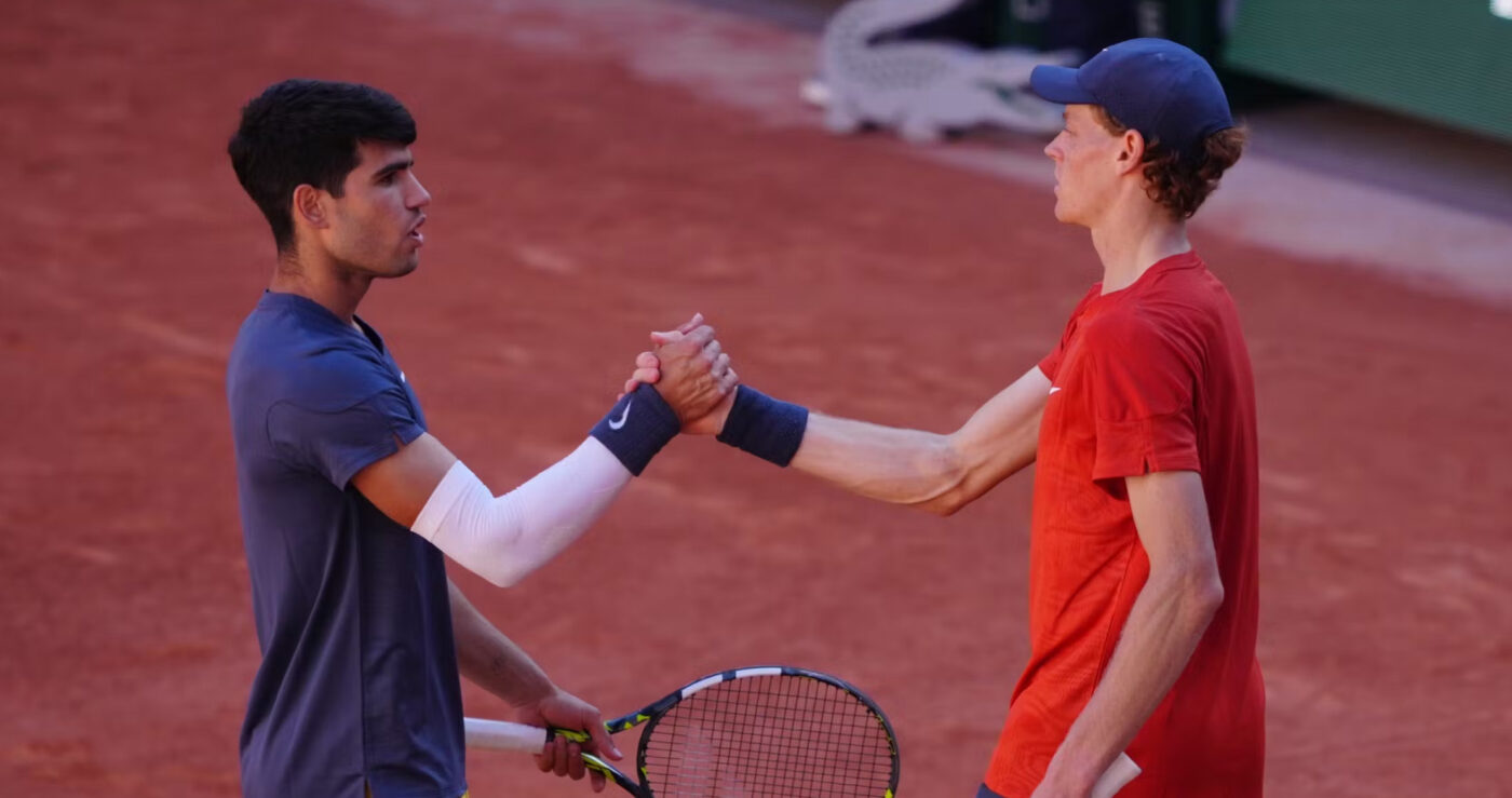 Lovitură cruntă pentru Darren Cahill, chiar în ziua în care Simona Halep a dat de înțeles că l-ar vrea din nou antrenorul ei! Jannik Sinner, elevul australianului și liderul ATP, a fost eliminat de Carlos Alcaraz: spaniolul va juca finala la Roland Garros cu Alexander Zverev!