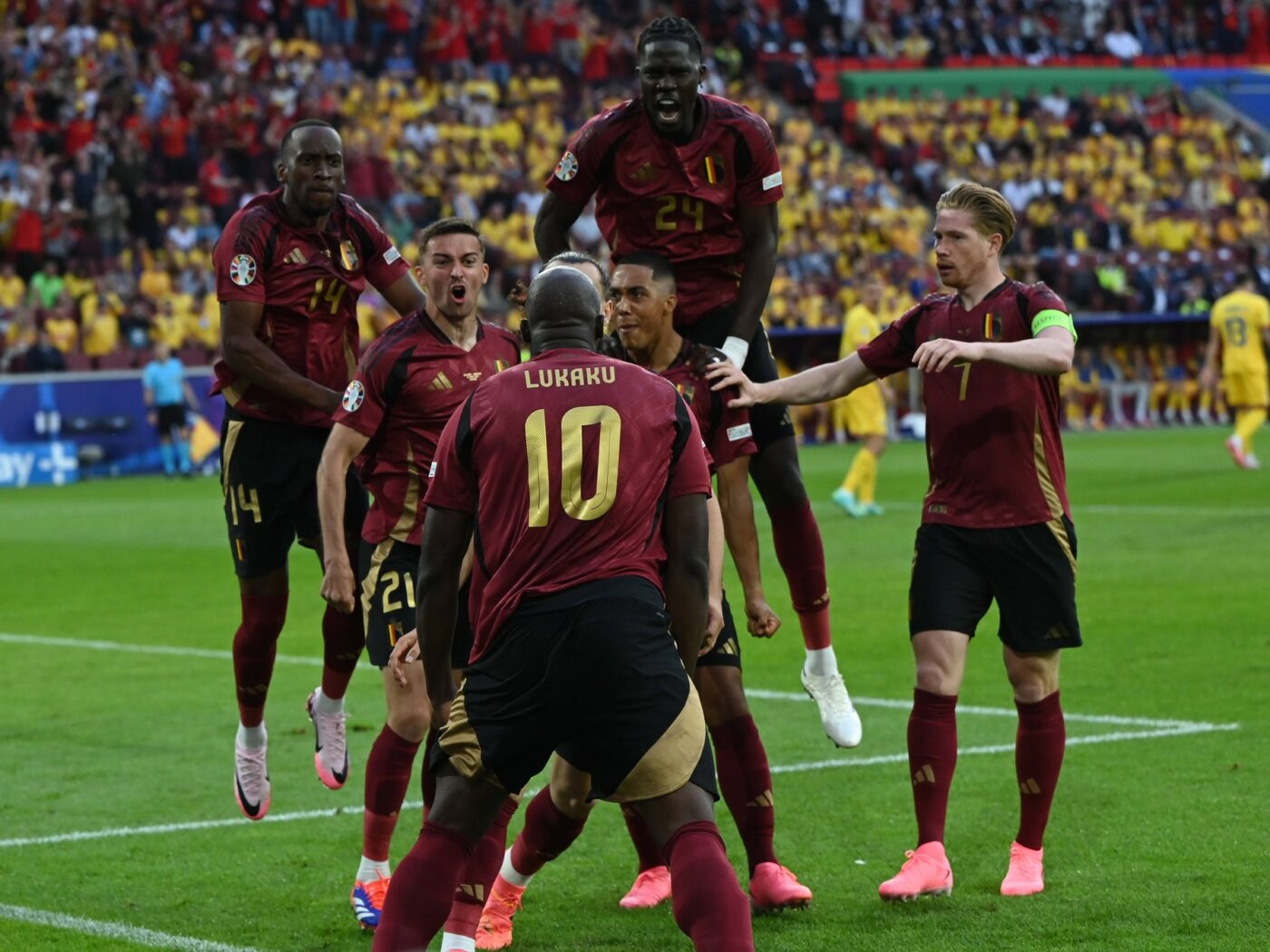 Manchester United a făcut o ofertă de 60.000.000 de euro pentru transferul fotbalistului, imediat după România – Belgia 0-2! Scouterii l-au văzut la EURO și în partida de la Koln și s-au convins