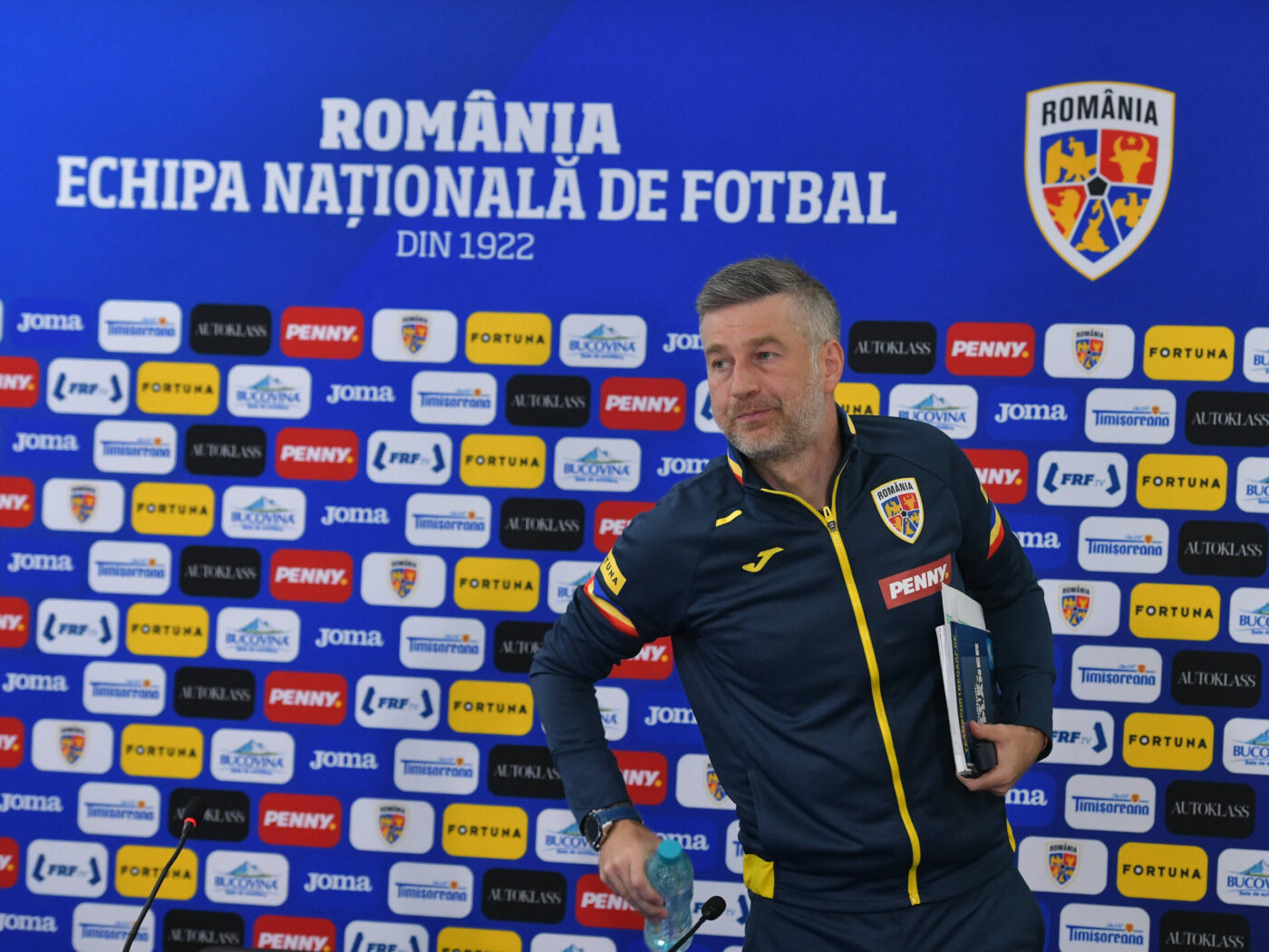 Moment emoționant: toți jurnaliştii români i-au cântat „La mulți ani!” selecționerului Edi Iordănescu, înainte de conferința de presă premergătoare meciului Ucraina – România