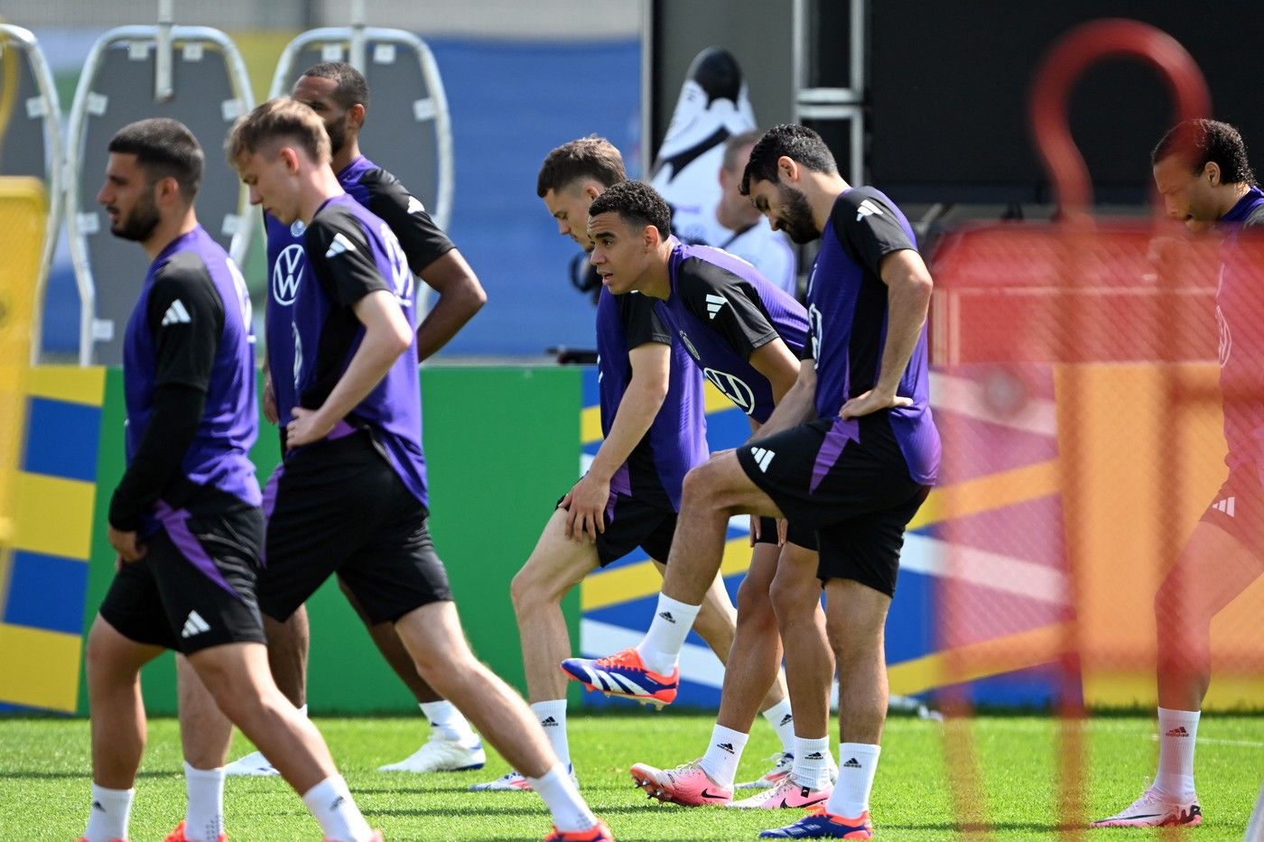 Nemții au fost atacați la ei acasă. Dușmanii neașteptați pe care trebuie să-i înfrunte Neuer, Kroos și compania. „E invazie”