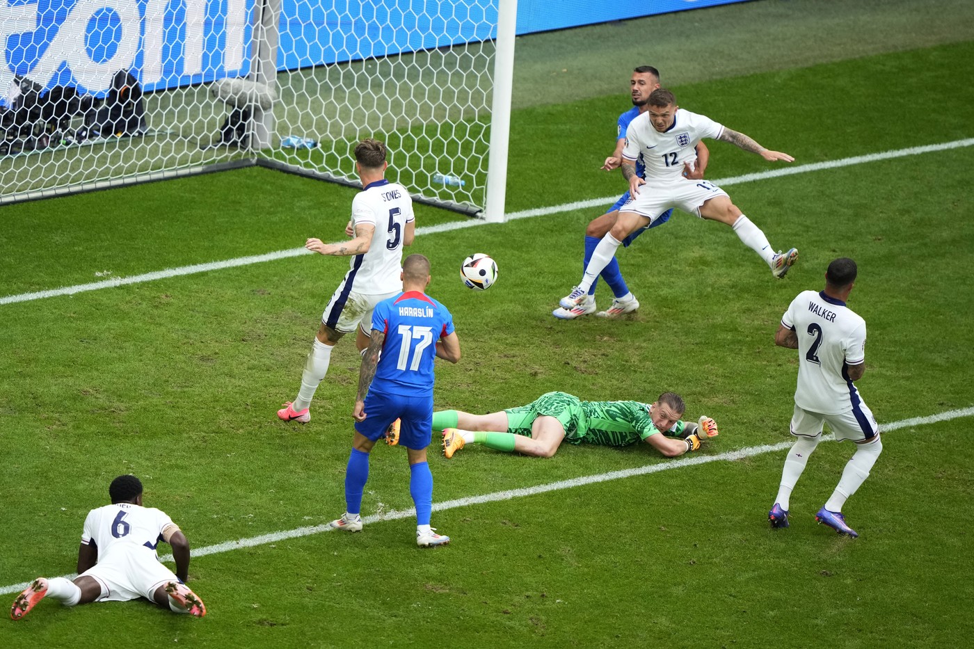 Anglia – Slovacia 2-1, în optimile de finală ale EURO. Englezii se califică dramatic în sferturi, unde vor întâlni Elveția, după ce au fost conduși aproape tot meciul de adversara României din grupe! „Bijuteria” lui Bellingham din „foarfecă” și capul lui Harry Kane salvează naționala lui Southgate de la un eșec național