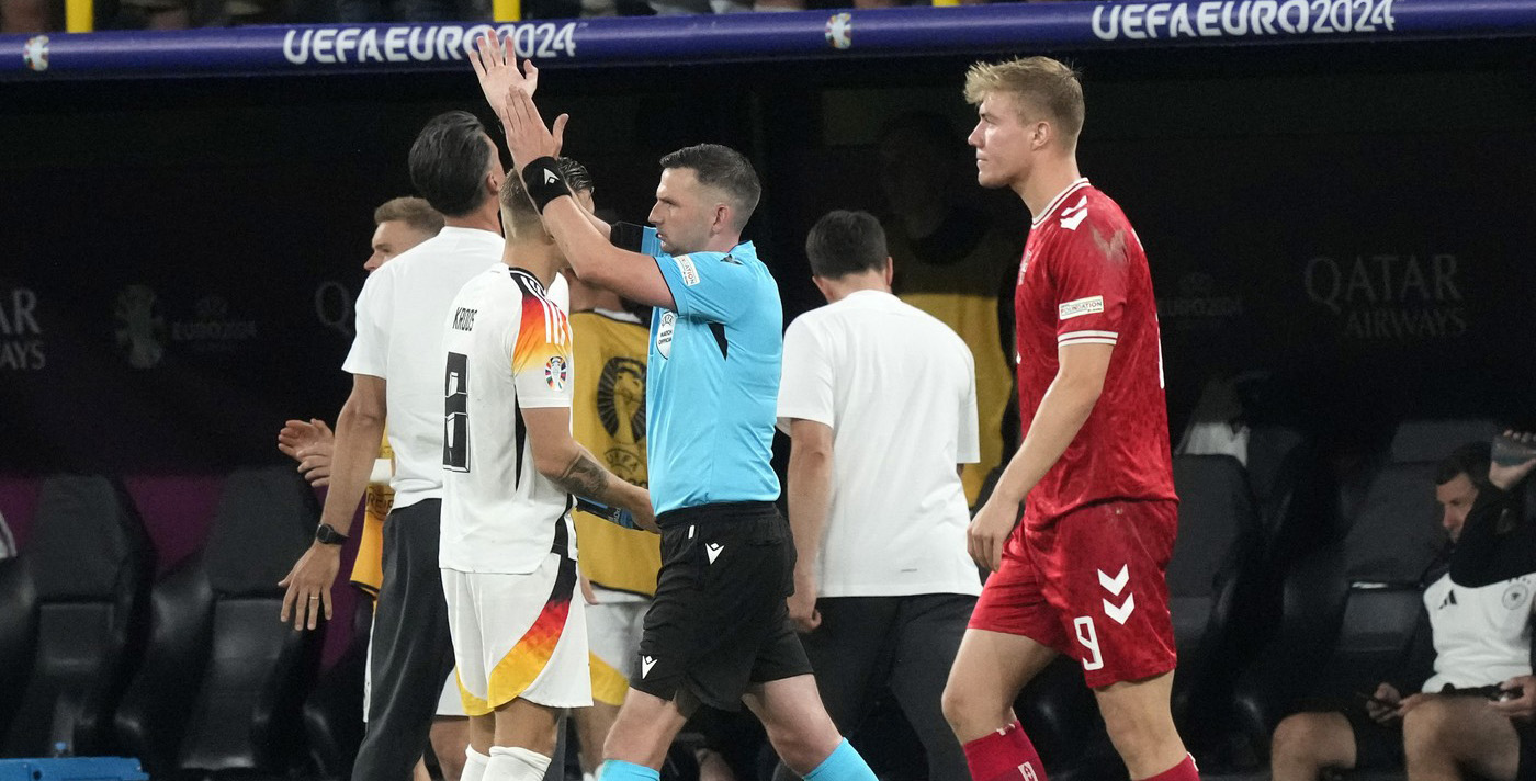 Presa din Danemarca nu a aşteptat să se termine meciul cu Germania şi a reacționat imediat după deciziile arbitrului Michael Oliver! Cum a numit în 3 cuvinte lovitura de pedeapsă primită de nemți