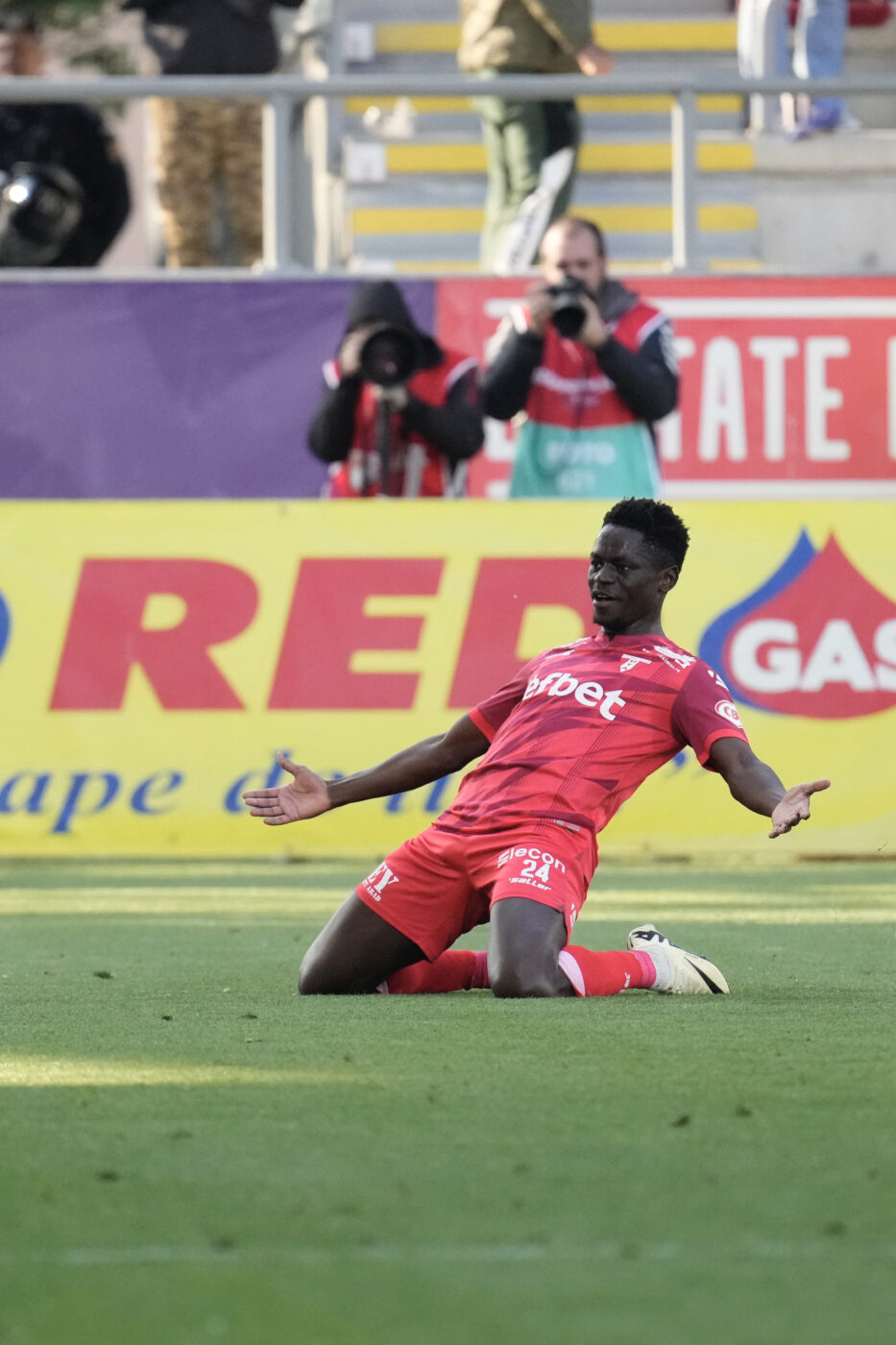 Prima reacție a fotbalistului de la UTA care s-a filmat în tricoul lui Poli Iași! Anunțul lui Eric Omondi privind viitorul său