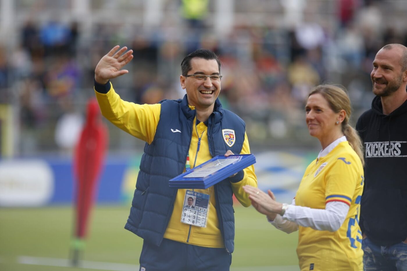 Răzvan Burleanu, primit ca un superstar de miile de fani români! Preşedintele FRF, ovaționat şi asaltat pentru autografe