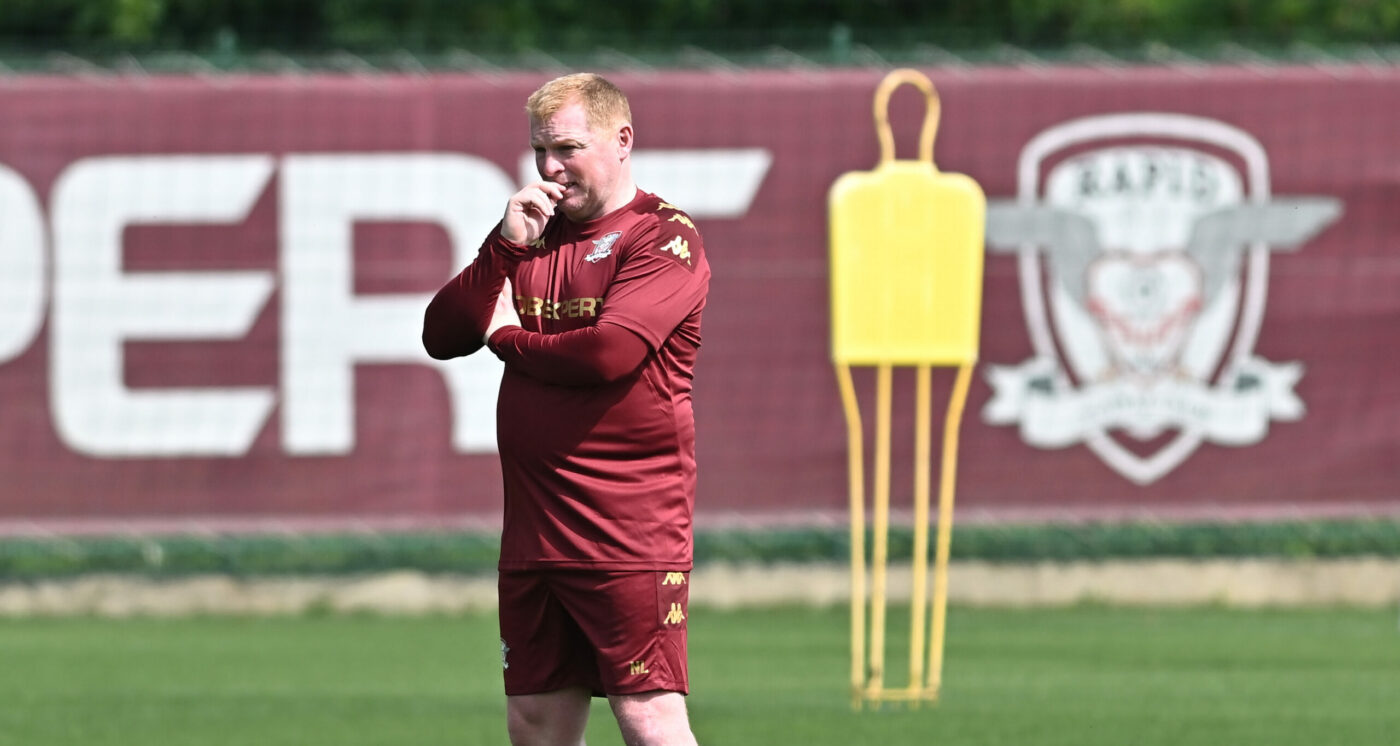 Răzvan Lucescu îl avertizează pe Neil Lennon că poate avea viață grea la Rapid: „Suporterii sunt severi!”. VIDEO