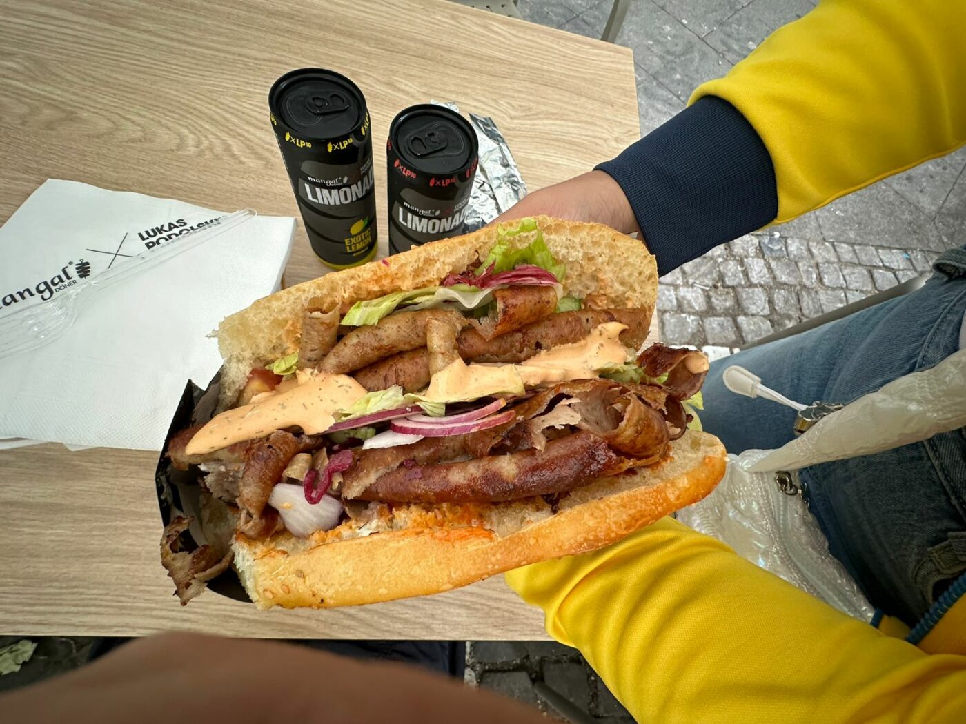 Face avere din kebab şi e fericit la 40 de ani: „Am o viață magnifică”