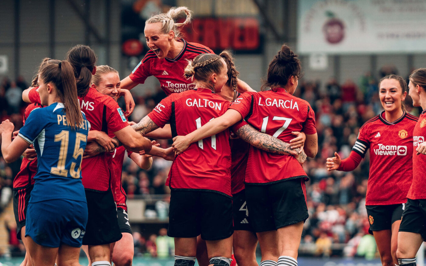 Scandalos! Fotbaliștii lui Manchester United au intrat în vestiarul jucătoarelor! Unde au fost trimise femeile să se schimbe