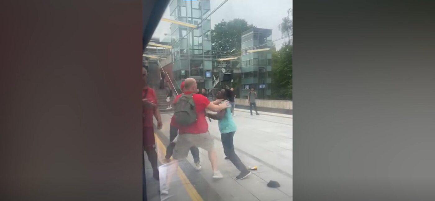 Scene incredibile la EURO: sârbii l-au dat jos din tren, după ce l-au bătut și l-au înjurat! Bărbatul de culoare nu a mai suportat, iar ce a urmat a devenit viral