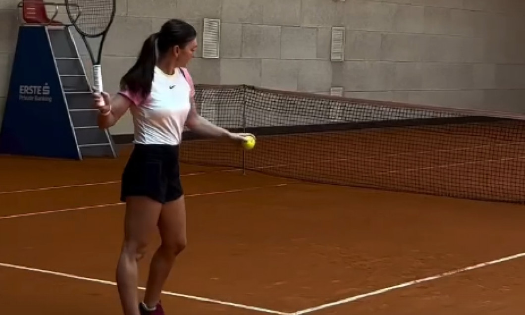 Simona Halep a revenit acolo unde se simte cel mai bine. Imaginile arată că îi merge bine și în viața privată: e numai un zâmbet pe teren!