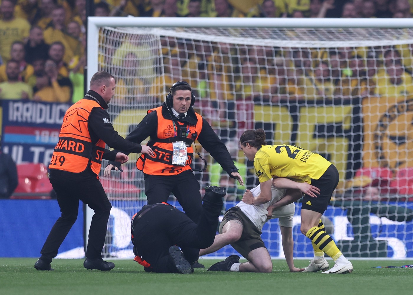 Suma ireală pe care a câştigat-o de la un rus bărbatul care a intrat pe gazon la finala Champions League! Trebuia să îndeplinească o singură condiție pentru a primi în cont banii care îi schimbă viața: s-a descoperit misterul invadatorului din Borussia Dortmund – Real Madrid 0-2