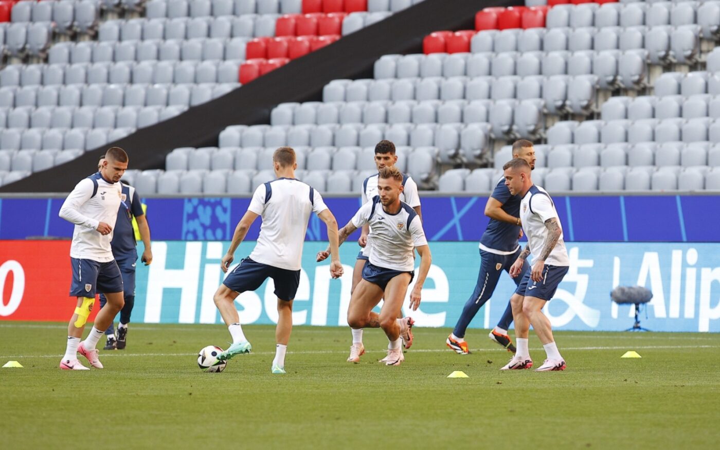 Surpriză în atacul României cu Ucraina la EURO 2024! Cum a câștigat Denis Drăguș bătălia titularizării și de ce va fi vârful tricolorilor în meciul de debut! EXCLUSIV