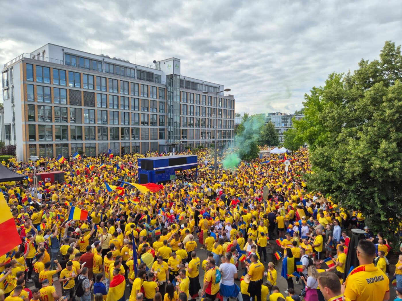 Top 5 informații esențiale pentru români la meciul decisiv cu Slovacia de la Frankfurt, oferite de la fața locului! Când te poți întâlni azi cu tricolorii, harta accesului pe stadion, unde parchezi pentru meci!