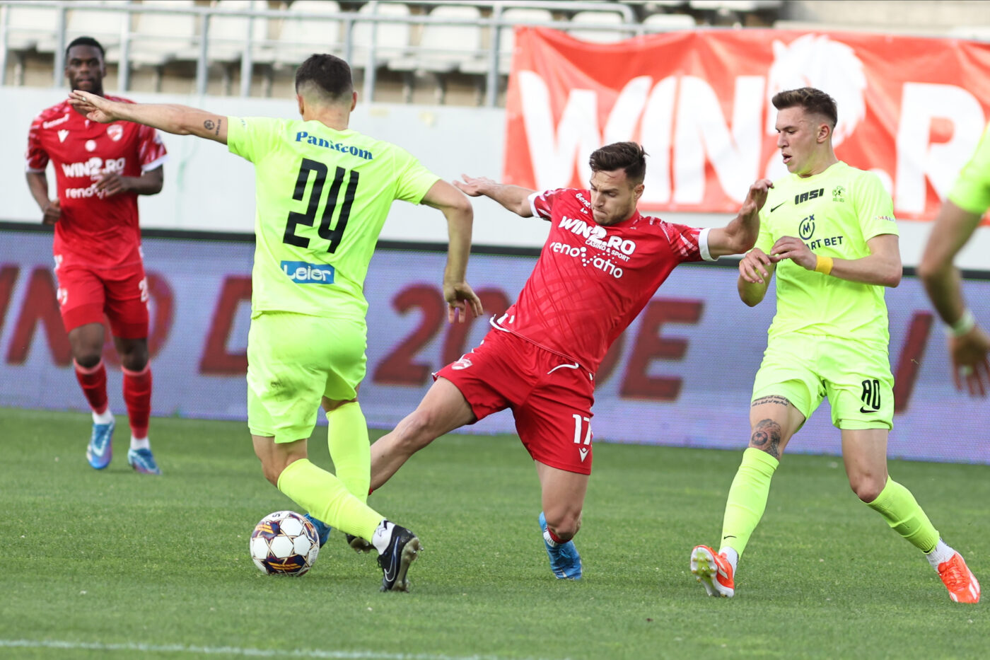 Trei dintr-o lovitură! S-a salvat de la retrogradare din Superliga și a transferat doi fundași portughezi și un atacant brazilian format de Santos