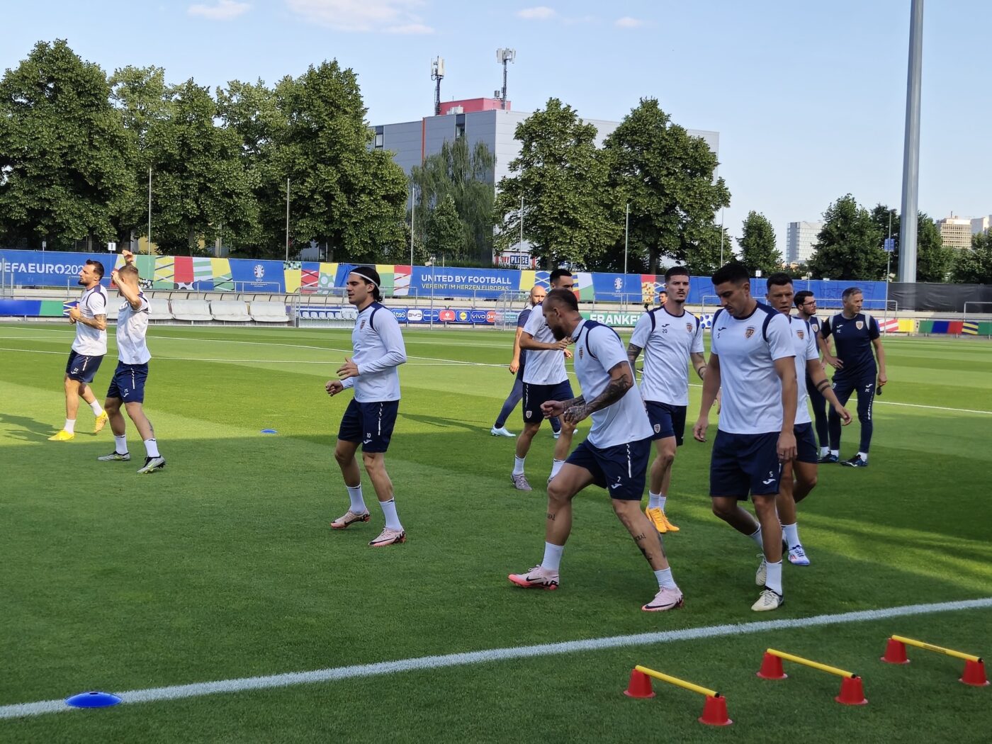 Ultimele imagini cu naționala României înaintea meciului decisiv cu Slovacia pentru optimi la EURO! Tricolorii au avut antrenamentul oficial la Frankfurt, dar nu pe stadionul unde joacă mâine!
