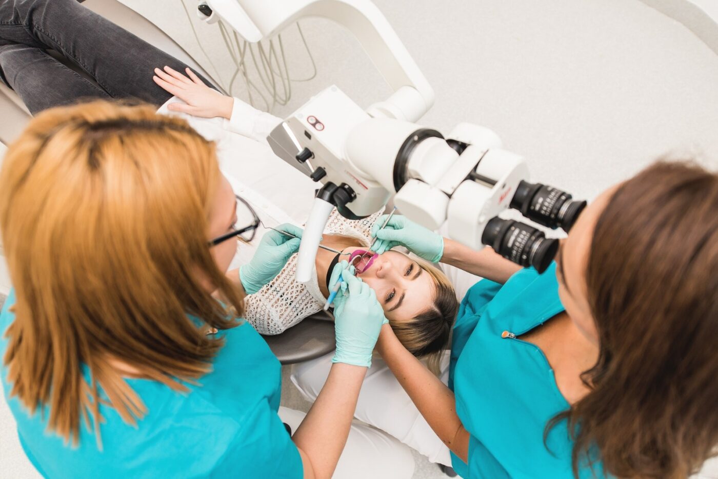 Despre implantologie: cât costă un implant dentar, cine ar beneficia și ce tipuri există (P)