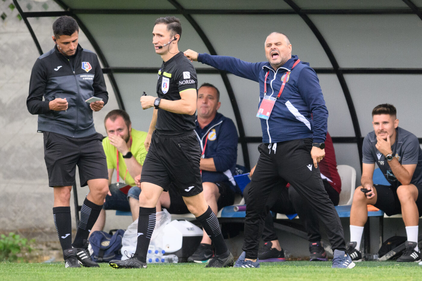 Scandalos! E dorită FC Bihor în Liga 2, oricum, în orice condiții? Arbitrul Motan a ”zgâriat” rău adversara orădenilor, cu două simulări transformate în penalty-uri, una mutată în careu, și o eliminare. VIDEO