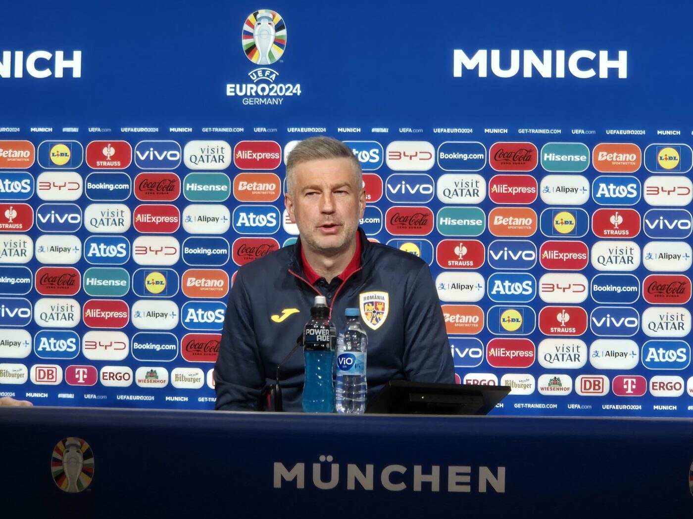 Edi Iordănescu și Nicolae Stanciu răspund LIVE întrebărilor de la Allianz Arena Munchen: „Promit că vom da totul, suntem pregătiți să dăm totul, ne vom pune în luptă și ne batem pentru fiecare metru de teren!”. VIDEO