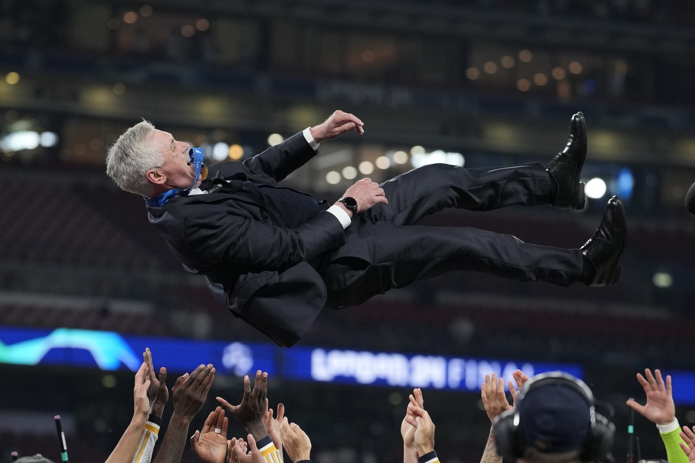 Imaginile fabuloase care vor rămâne în istorie pentru totdeauna: Carlo Ancelotti a traversat tot terenul de pe Wembley, după finala Champions League, Borussia Dortmund – Real Madrid 0-2, pentru a-și săruta cu foc soția!