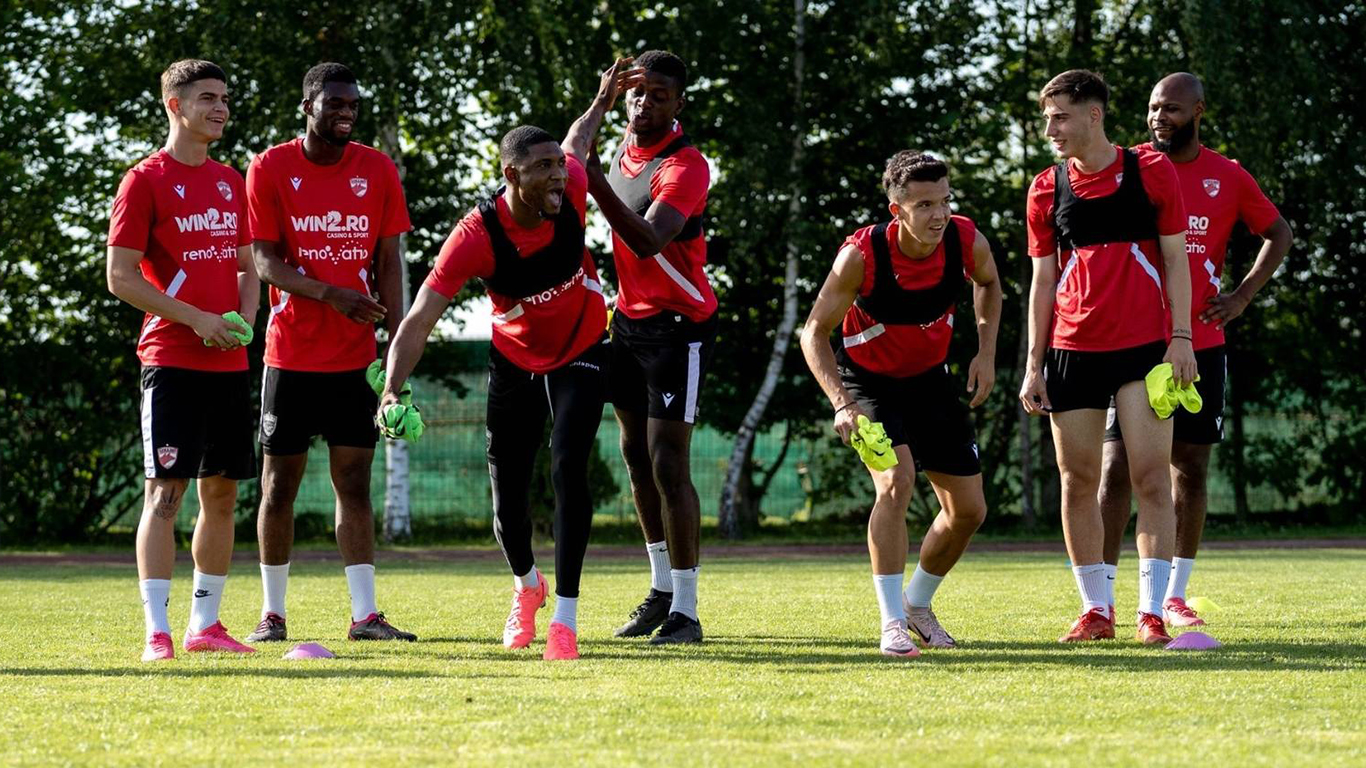 Patru jucători care au evoluat în ediția recentă a Ligii 2 sunt acum în cantonament cu Dinamo! Doi i-au fost elevi lui Claudiu Niculescu și pe unul l-a învățat ”șmecherii din fotbal”