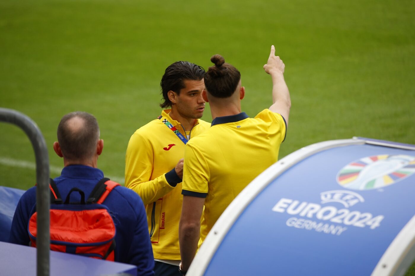 „Mama, unde stai pe stadion, să vin să mă bucur după gol?” Imagini copleșitoare la EURO cu Ianis Hagi și Rădu Drăgușin căutând alături de „frați”, pe arena din Koln, locurile familiilor la România – Belgia! EXCLUSIV