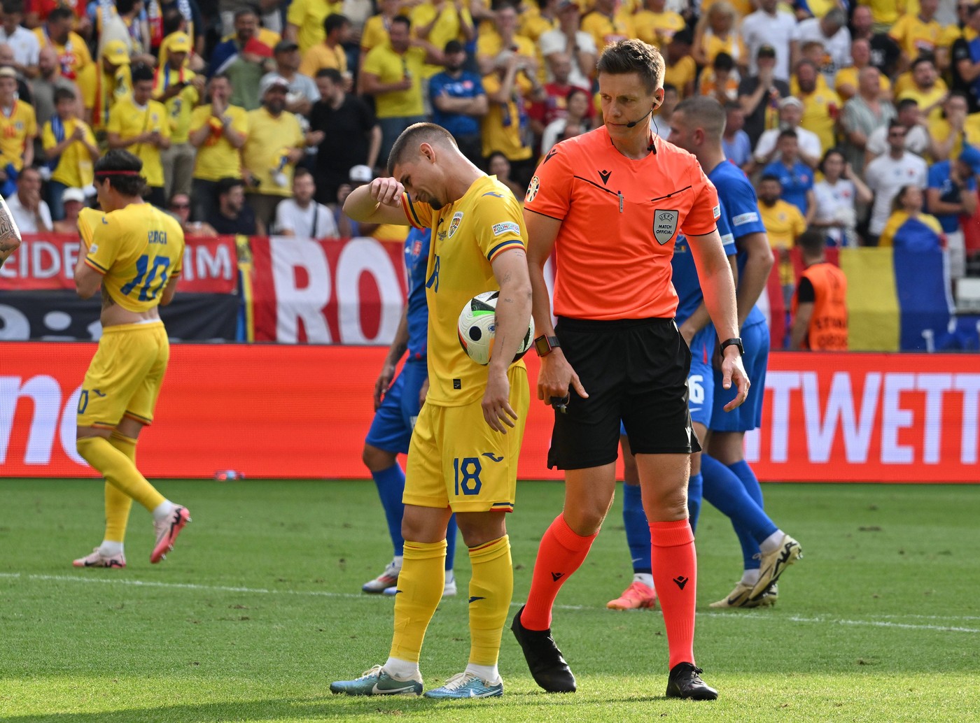 „Sunteți chiori? E furt!”. Au răbufnit după faza la care Hagi a primit penalty în România – Slovacia
