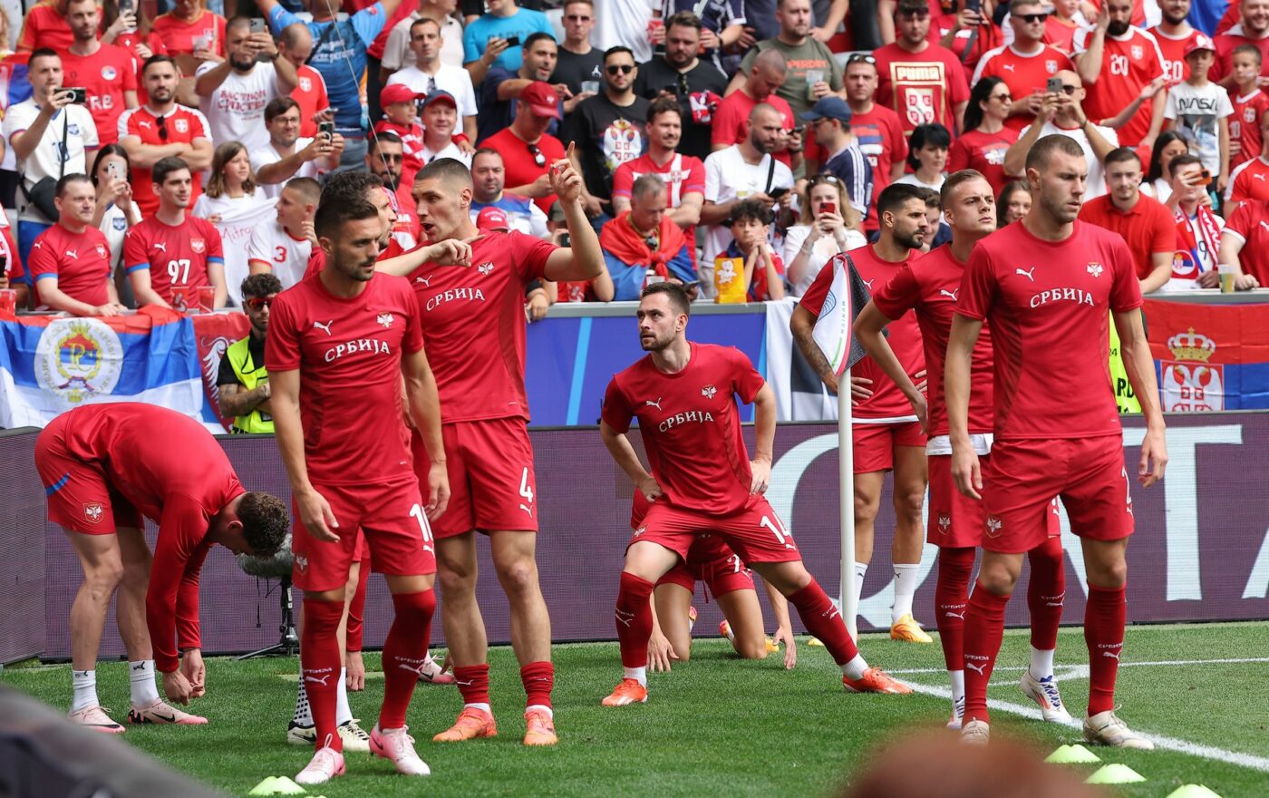 „Sunteți o rușine!”. Au reacționat imediat când au văzut cu ce au aruncat fanii sârbi în teren la EURO: până și crainicul stadionului a intervenit