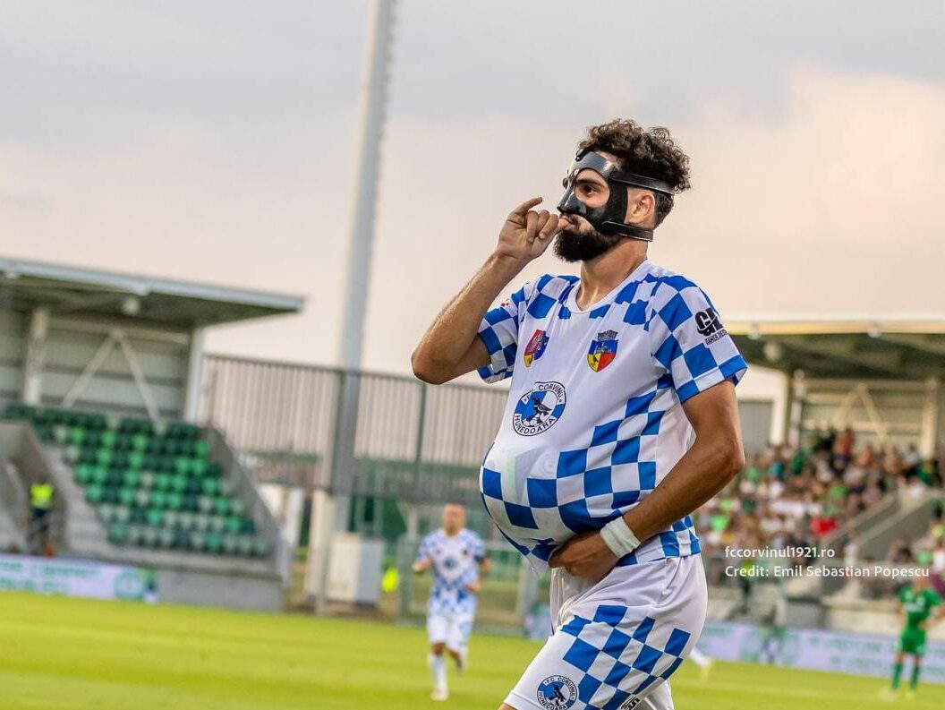 A dat hattrick și i-a înnebunit pe maghiari în Paksi – Corvinul 0-4, deși a jucat cu mască precum Mbappe la EURO 2024! Reacția lui Marius Lupu, după ce a făcut meciul vieții în Ungaria