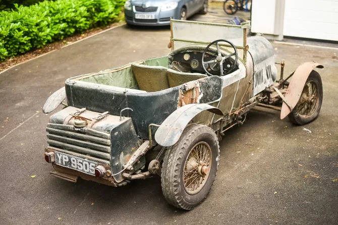 A găsit un Bentley părăsit de 60 de ani într-un garaj și a dat norocul peste el. Mașina plină de praf e din 1926 și costă o adevărată avere