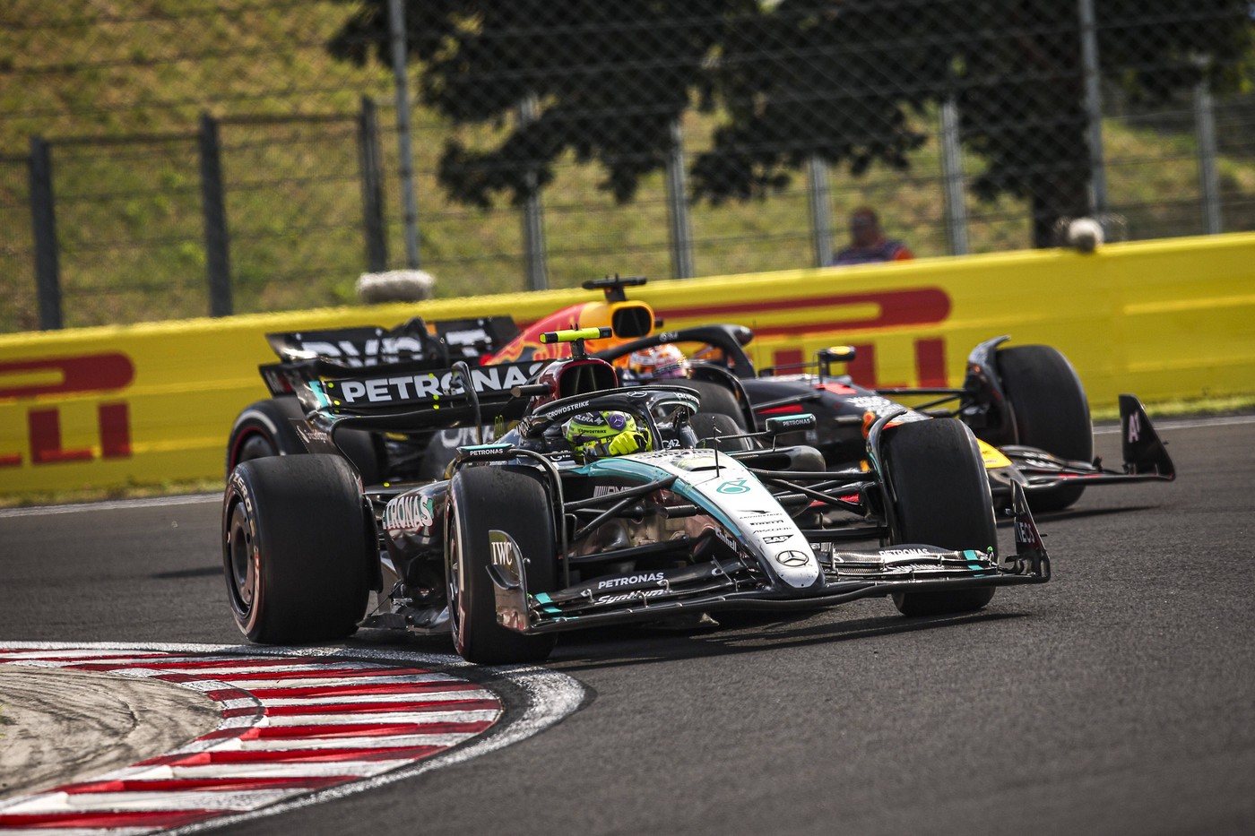 Accident între Lewis Hamilton și Max Verstappen! Ce s-a întâmplat în Marele Premiu al Ungariei
