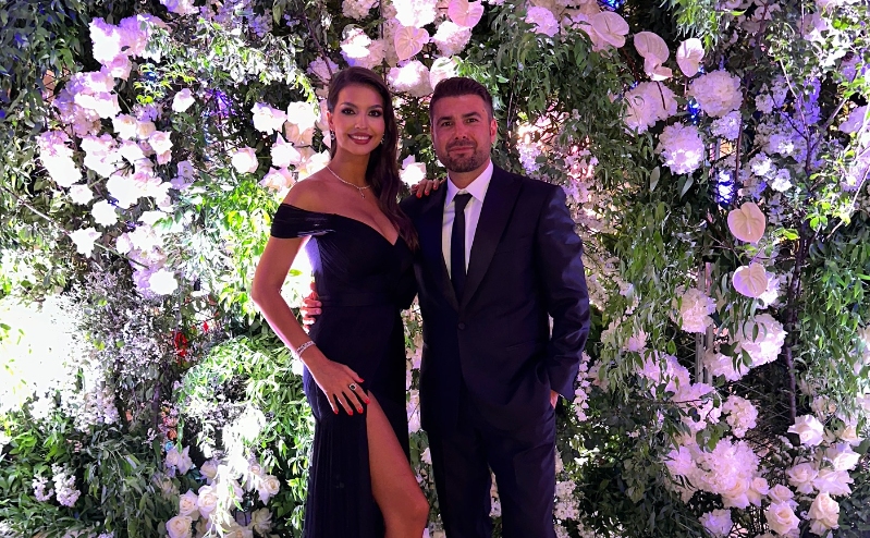 Adrian Mutu a fost „Briliantul” de la nunta lui Ianis Hagi, dar adevărata „perlă” e soția lui! Apariție spectaculoasă a Sandrei Mutu, într-o rochie cu un decolteu amețitor