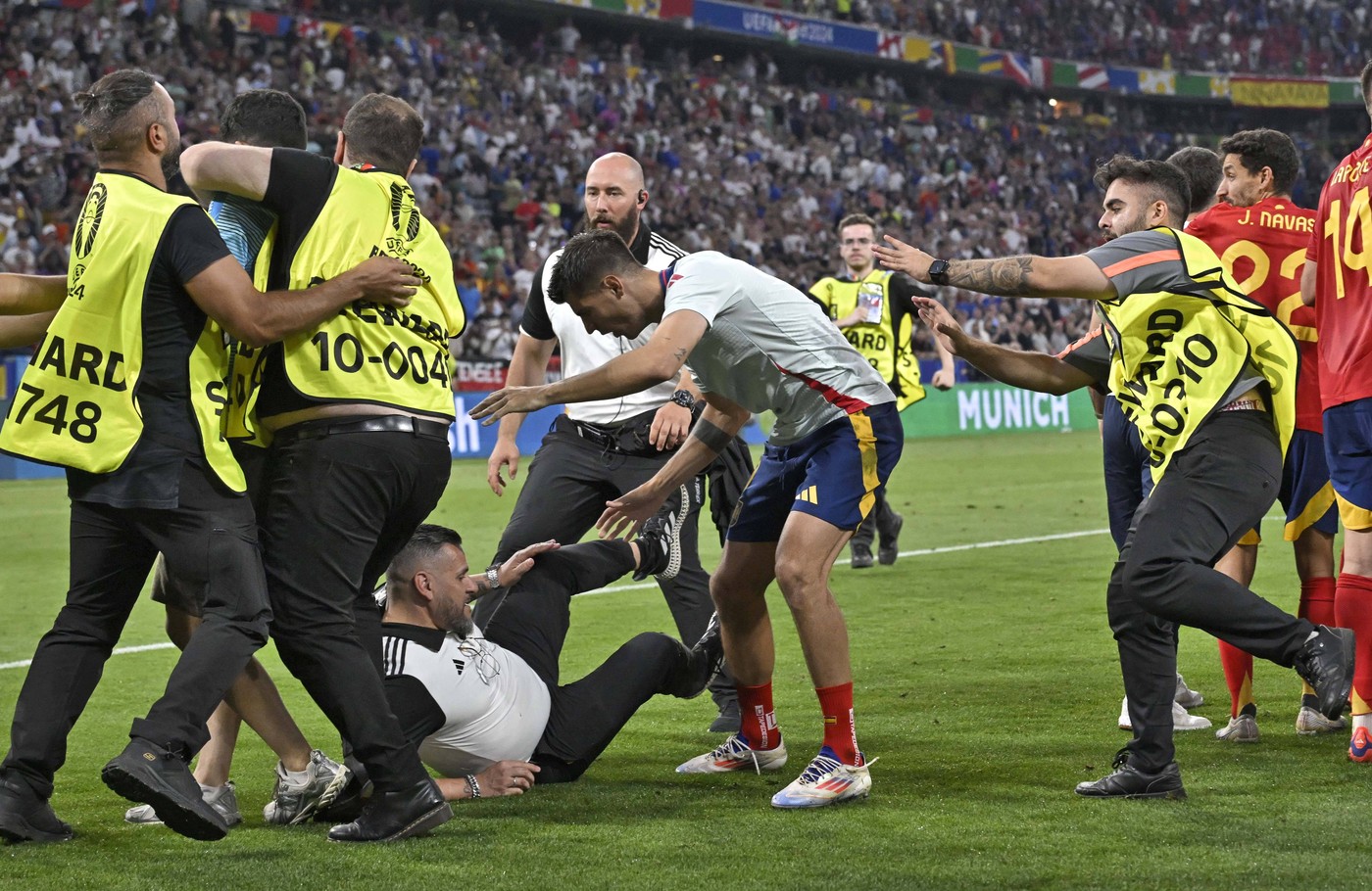 Alvaro Morata, accidentare stupidă din cauza căreia poate rata finala EURO: un ofițer de securitate l-a lovit în picior când a încercat să oprească un fan intrat pe gazon, în timpul meciului Spania – Franța 2-1!