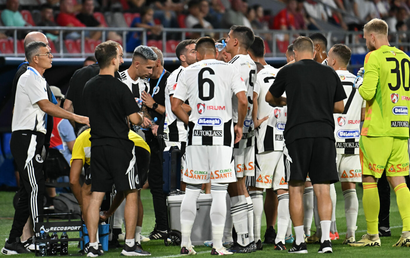 Antrenor din Superliga, atenționare pentru FRF și LPF după codul roșu din weekend: „Ar trebui să ne mai întrebe și pe noi. Abia când se va întâmpla o nenorocire, o să înceapă să gândească”