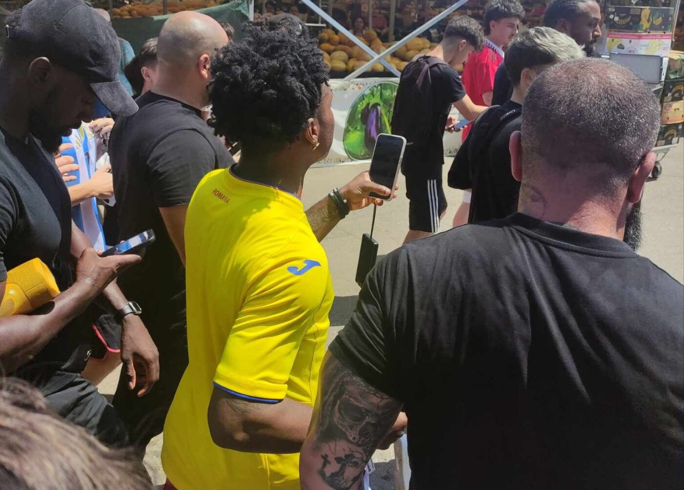 Apariția şocantă de la Bucur Obor a „fotbalistului fantomă” care e prieten cu Cristiano Ronaldo sau Mbappe! Nimeni nu a înțeles ce caută starul internetului la Bucureşti