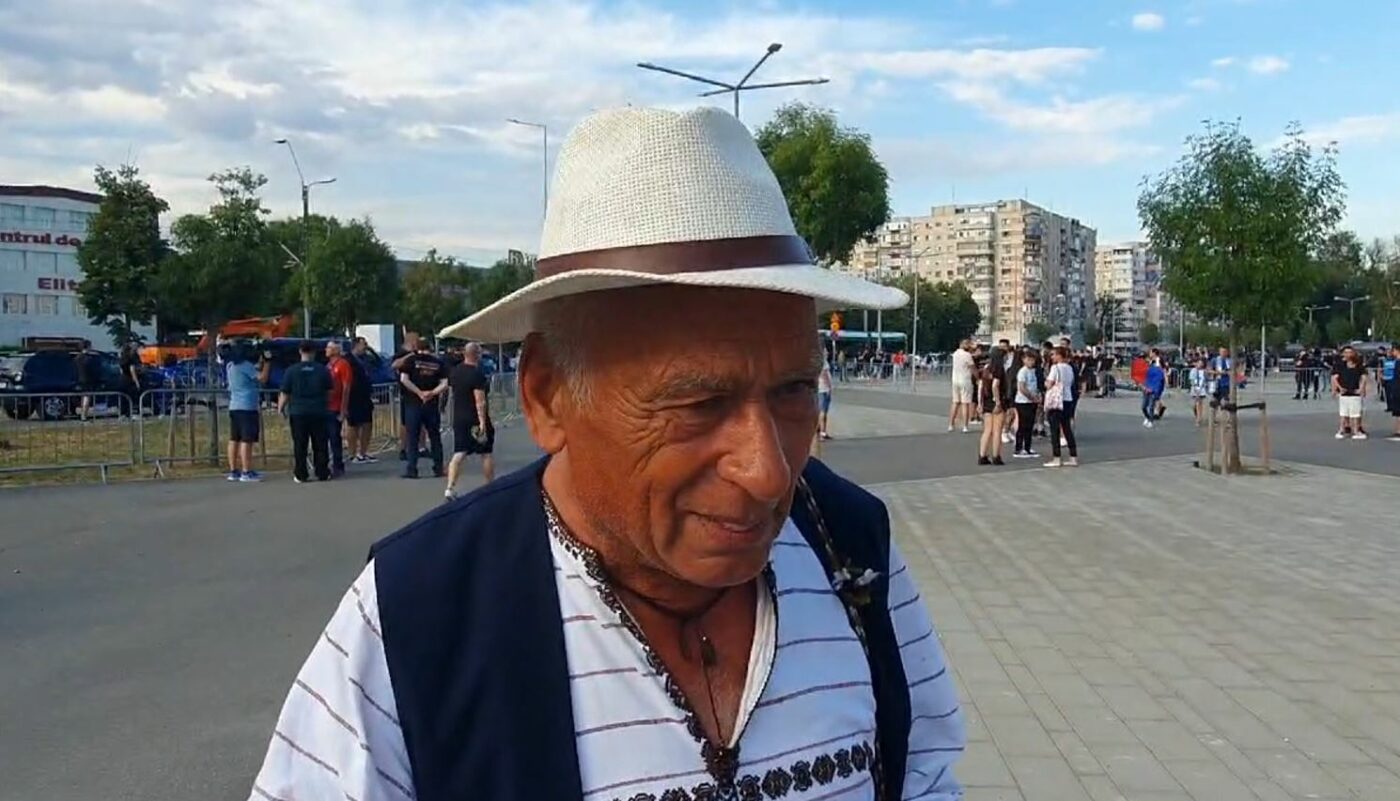 Apariție spectaculoasă la Supercupa României, FCSB – Corvinul! A venit de la Hunedoara cu pălincă și slănina în geantă: „Românismul e acolo între munți”. VIDEO