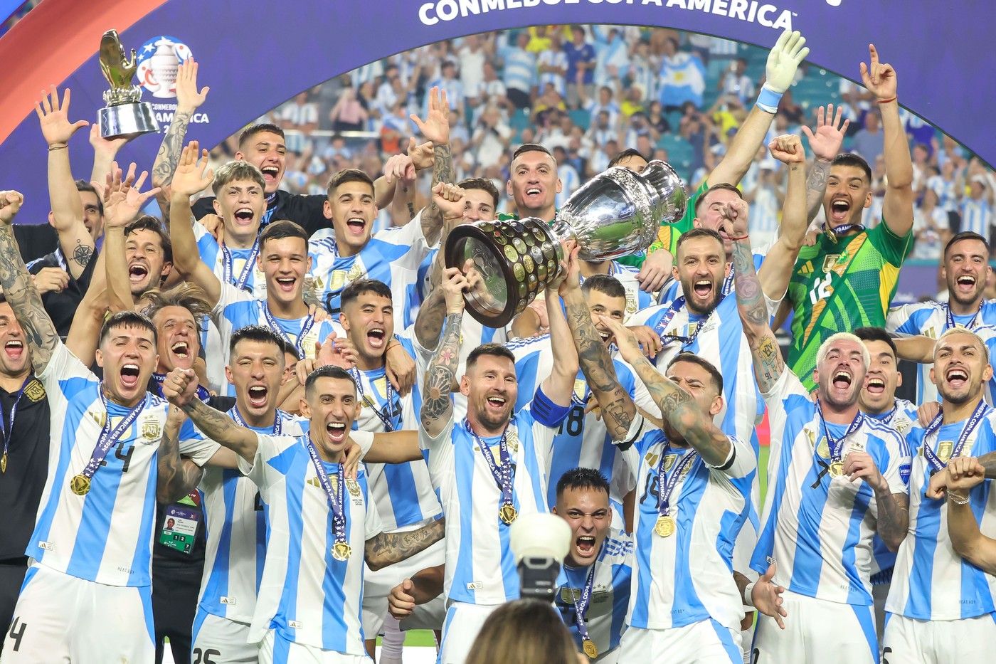 Argentina a făcut tripla istorică. Messi a plâns pe banca de rezerve