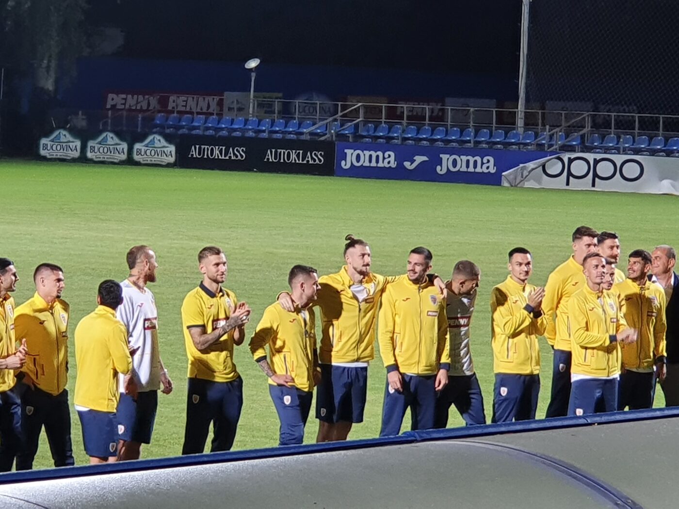 Aşa ceva nu au mai trăit! Fotbaliştii au cântat imnul României alături de fani de a răsunat Mogoşoaia: ce a pățit Florin Niță
