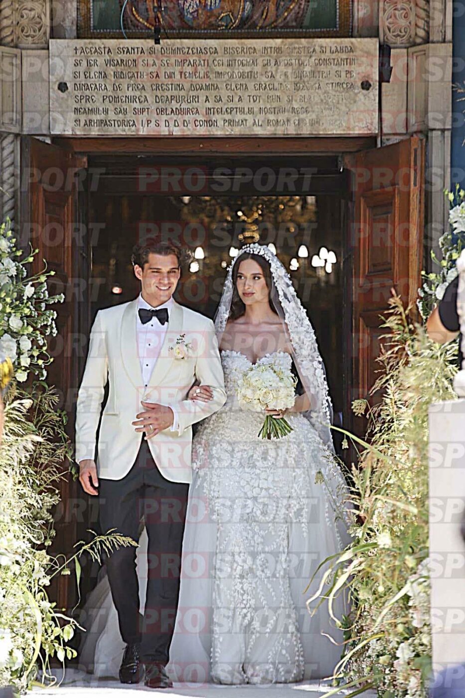 Au apărut imaginile cu momentul în care s-a blocat strada pentru ca Ianis Hagi să o ia pe soția lui, Elena, de la părinții acesteia de acasă! Fiul lui Gică Hagi a dansat cu tatăl miresei și cu „mama soacră” în mijlocul aleii