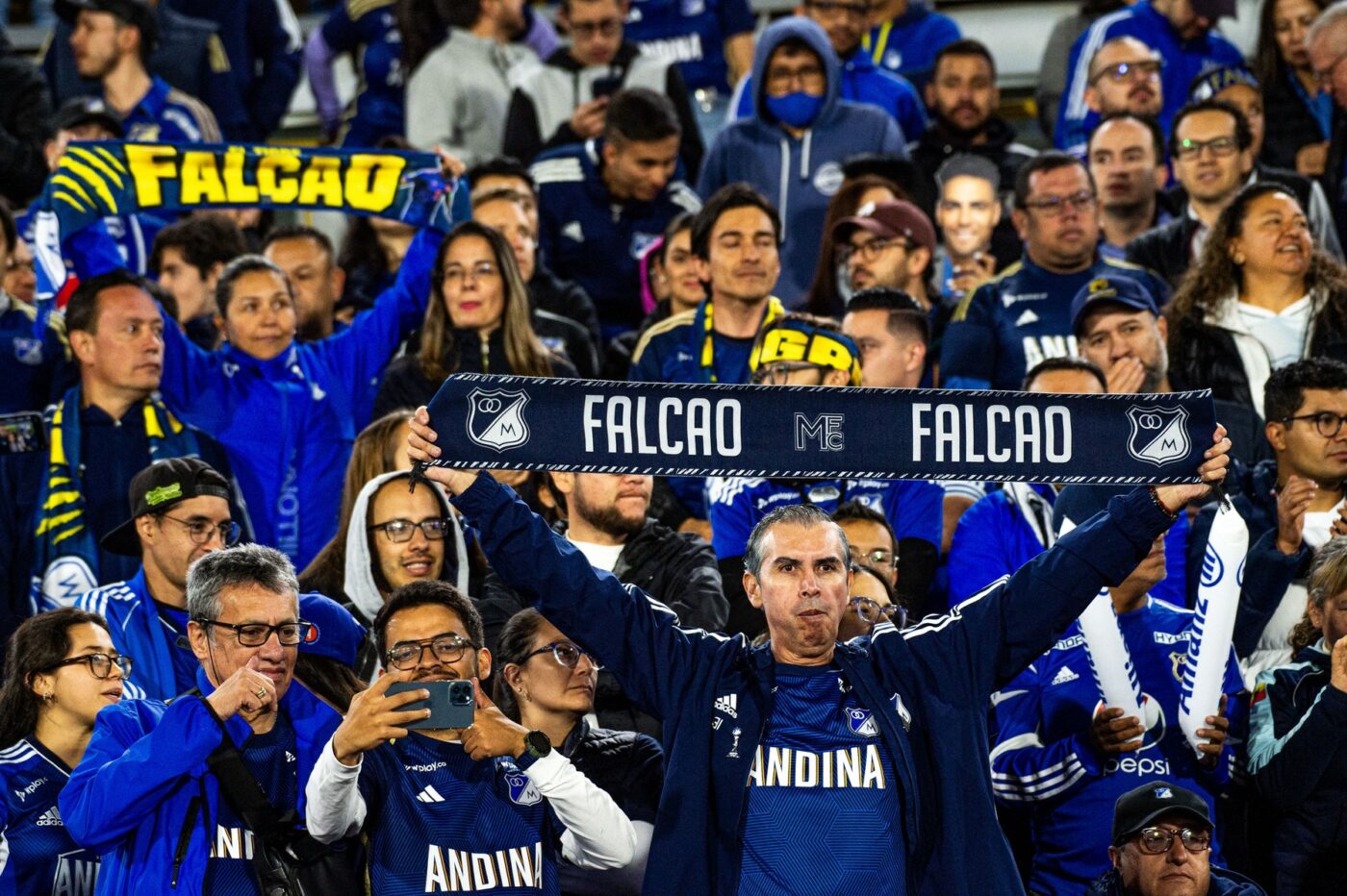 Au venit 30.000 de fani la prezentarea unui fotbalist de 38 de ani!