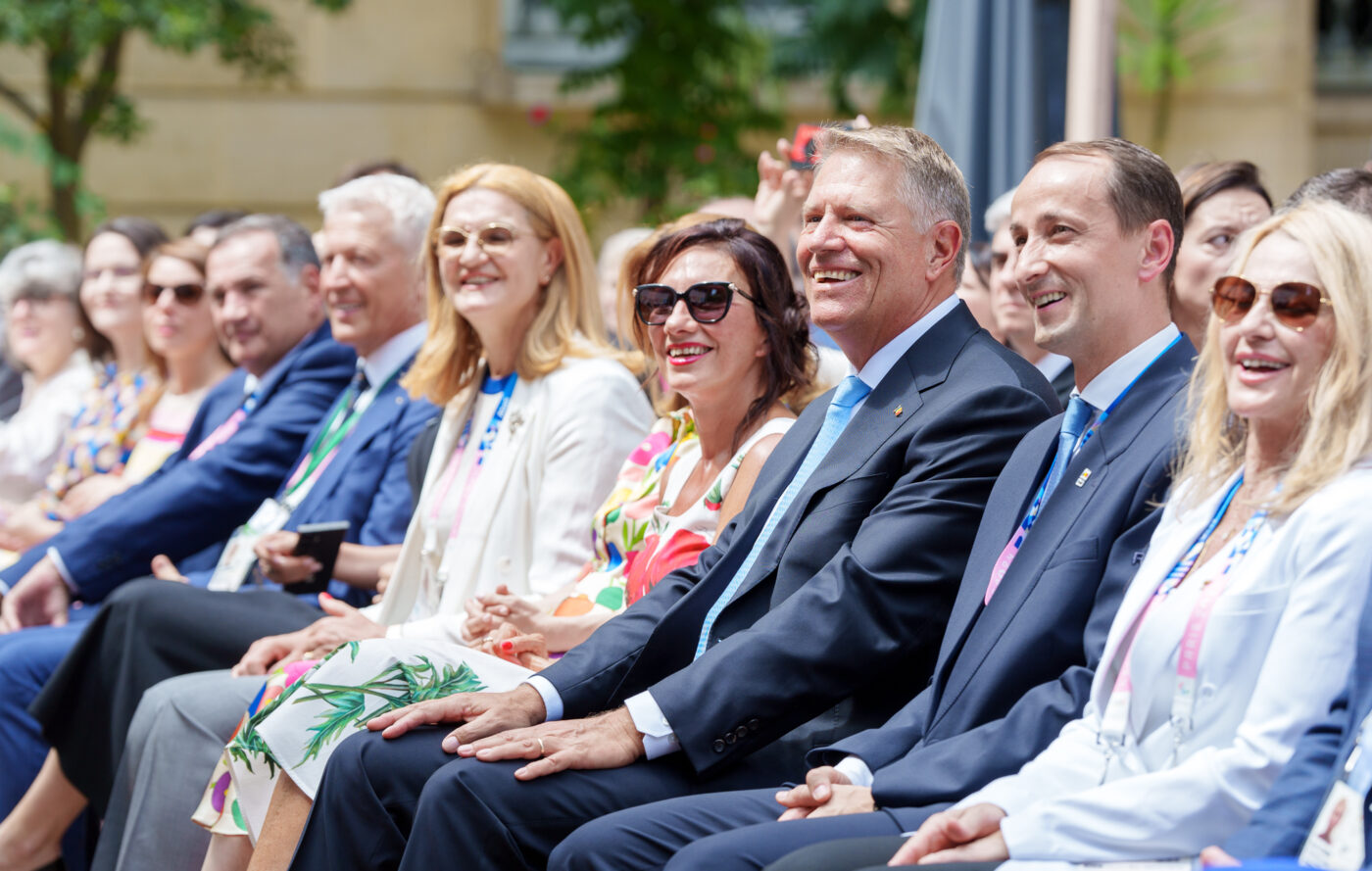 Carmen Iohannis a purtat o rochie Dolce&Gabbana de 1.500 de euro la evenimentul de la Ambasada României din Paris, organizat pentru Jocurile Olimpice!