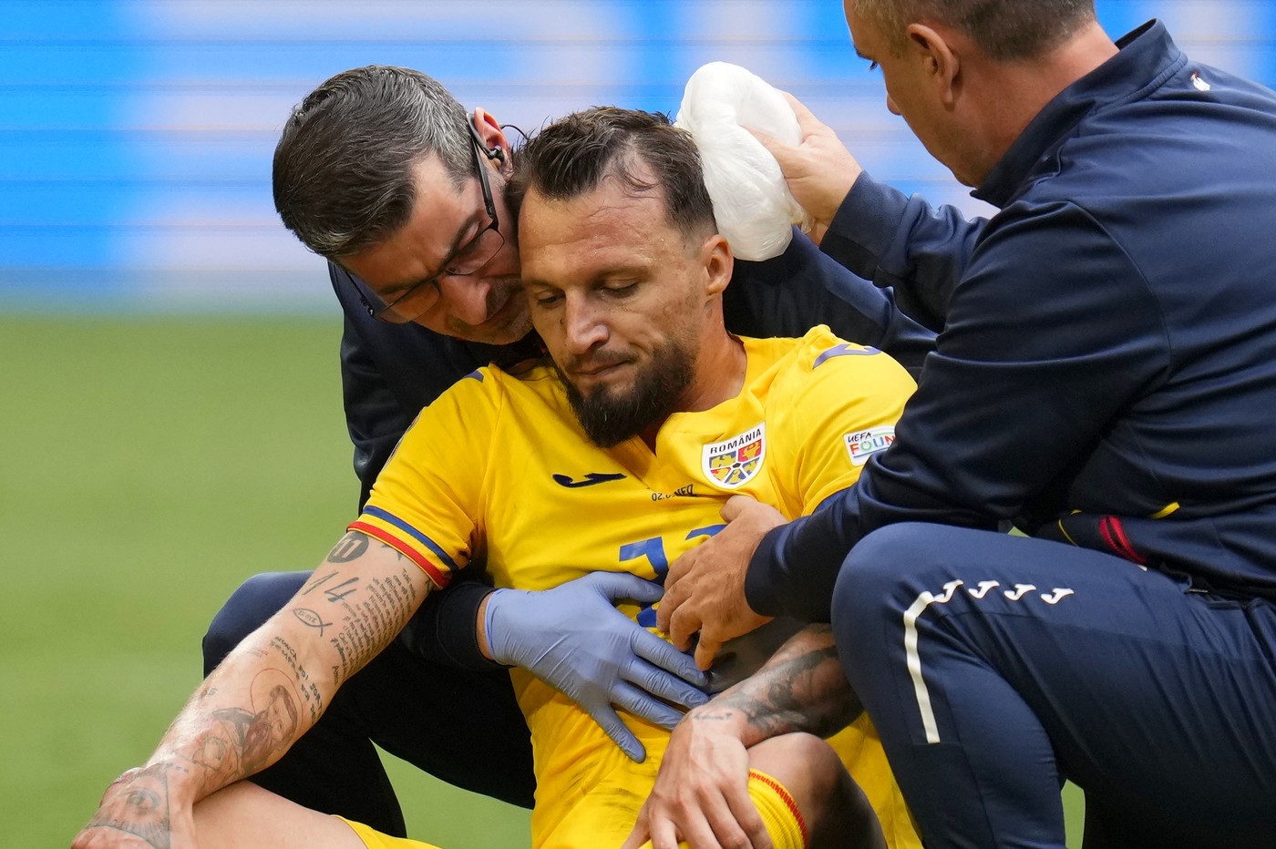Cât ghinion pentru Edi Iordănescu: Vasile Mogoș este lovit dur în zona pieptului și a coastelor de Dumfries! A fost înlocuit cu Racovițan