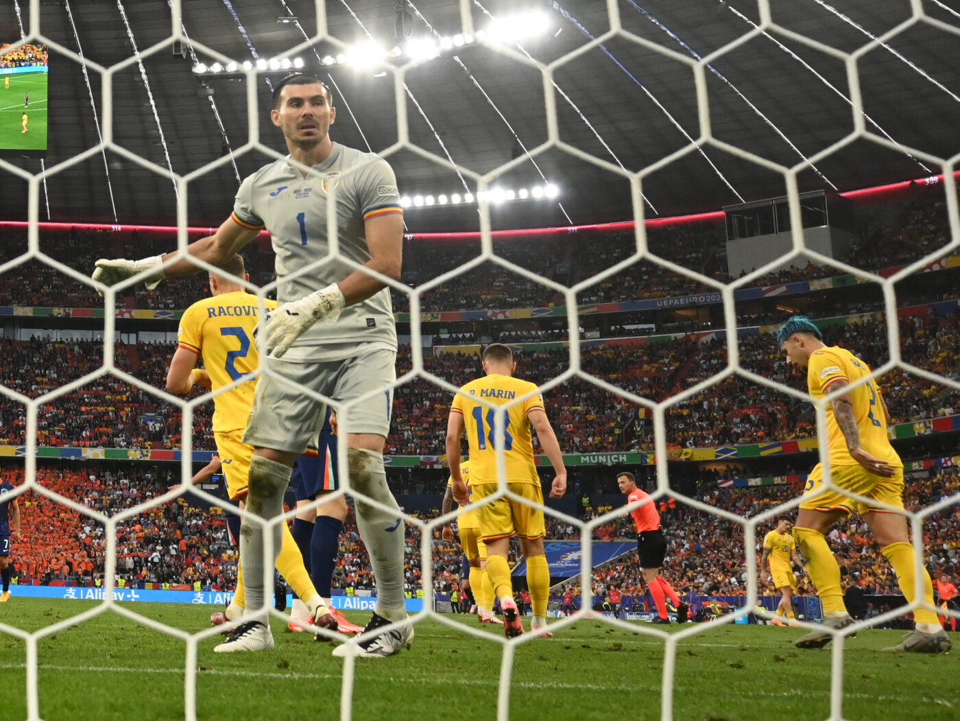Ce a făcut Florin Niță când a văzut 700 de euro pe gazon, în meciul România – Olanda 0-3! Lineker şi Van Basten au răbufnit când au văzut ce a făcut românul