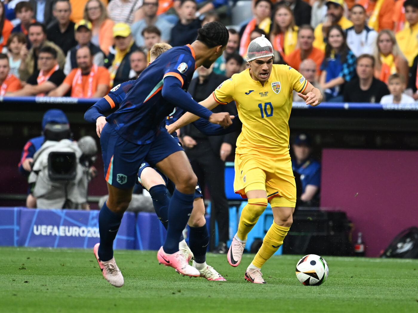 Ce lovitură pentru Gică Hagi: Ianis Hagi și-a spart capul în minutul 2 al partidei România – Olanda! Cum a fost filmat „Regele” în tribunele Allianz Arena în timp ce fiul său era plin de sânge