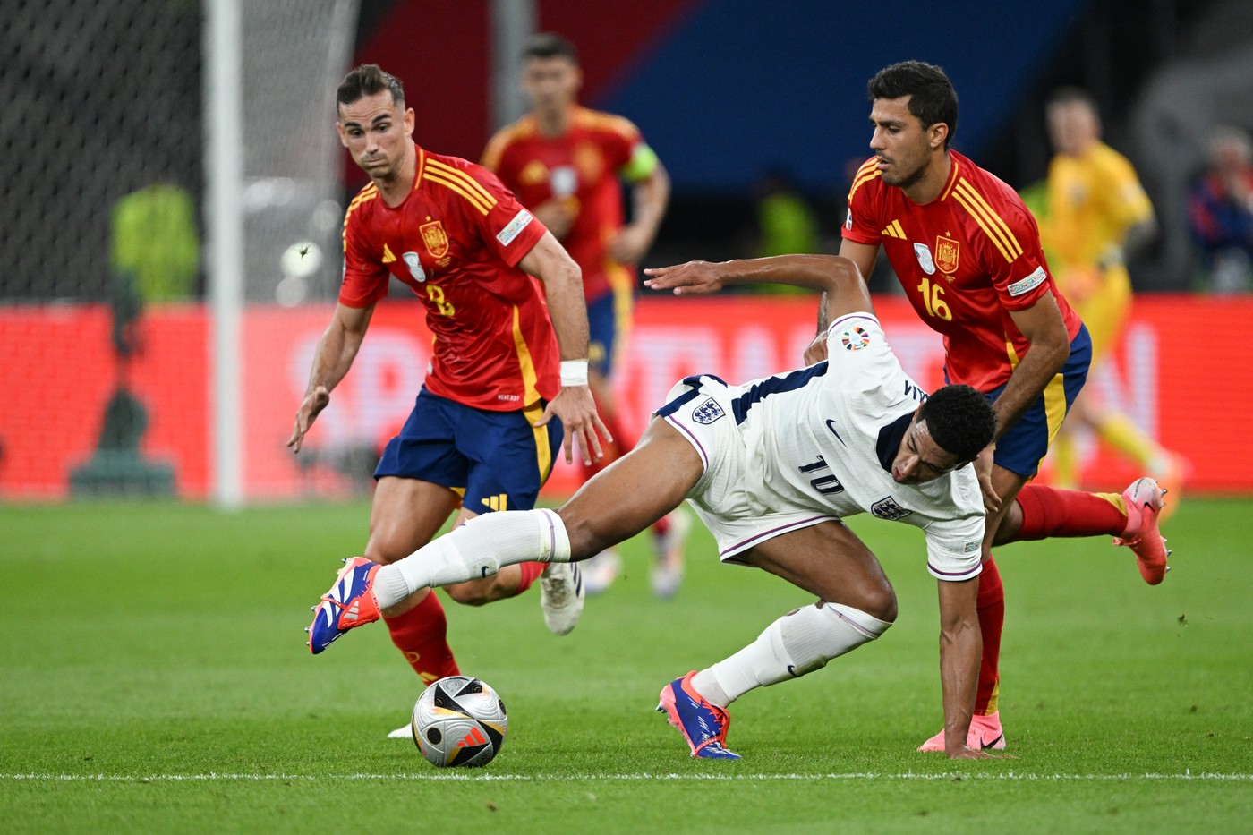 Cea mai tare fază a primei reprize de la Berlin! Jude Bellingham, gest de mare fotbalist în finala dintre Spania și Anglia de la EURO! Cum l-a umilit pe starul adversarilor printr-un dribling de mare efect