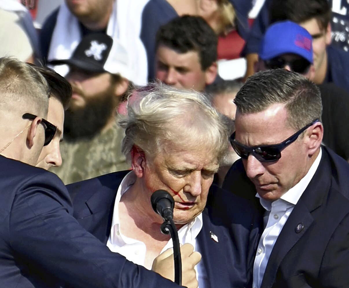 Cele 5 cuvinte rostite de Donald Trump imediat după ce a fost împușcat! Doar un miliardar excentric ca el putea să se gândească la asta după o tentativă de asasinat