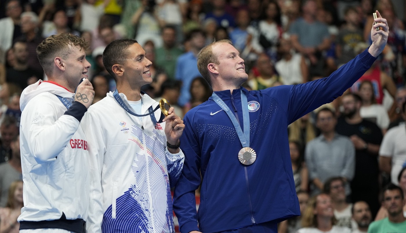 Cele mai frumoase imagini cu David Popovici, medalia olimpică de aur și tricolorul României la Paris!