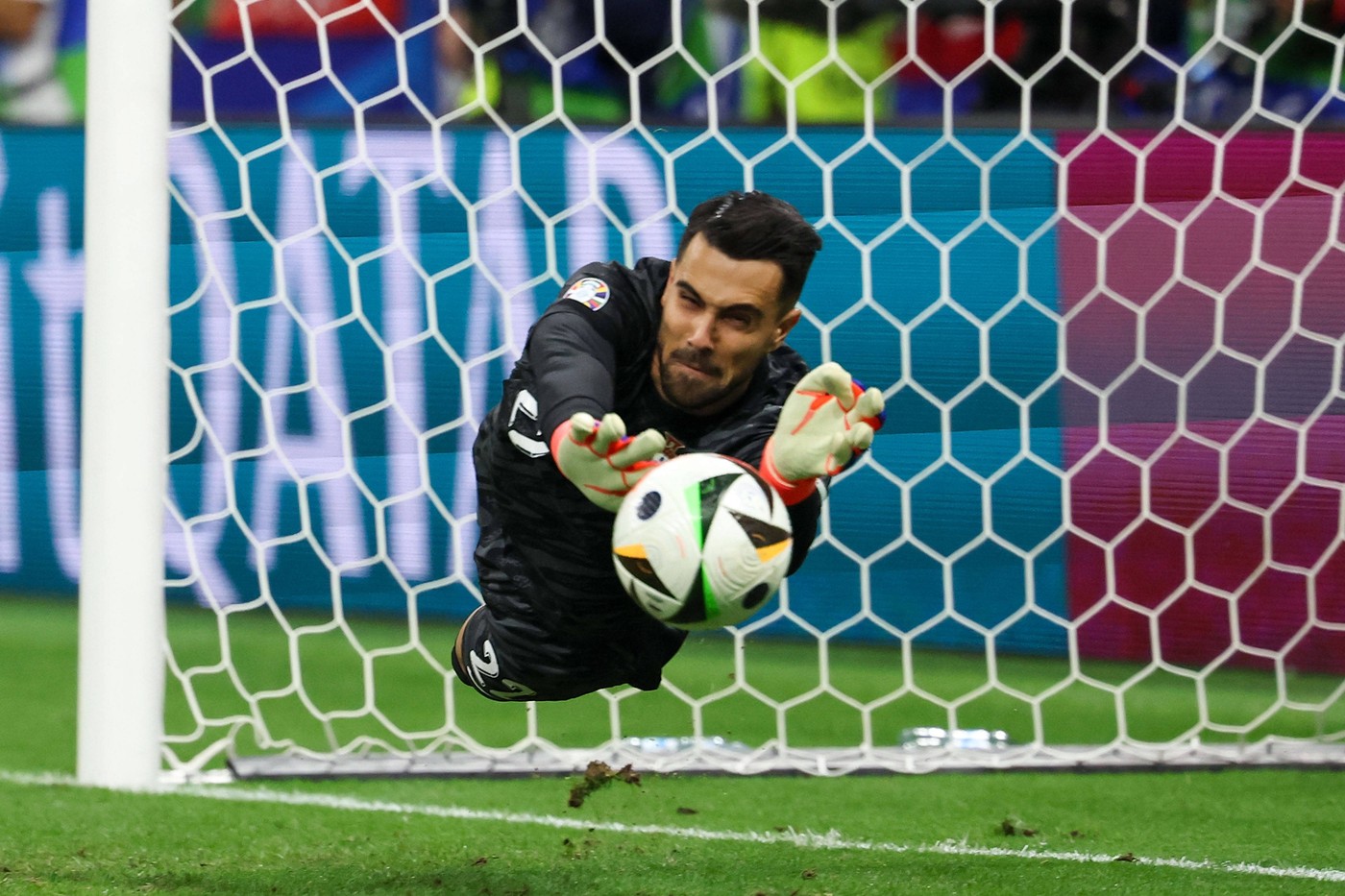Cine este Diogo Costa! Noul star de la EURO e „vânat” de Pep Guardiola și l-a salvat pe Cristiano Ronaldo. „Duckadam” al Portugaliei, direct în istoria Mondialelor și Europenelor! Are deja o clauză imensă și e gata să prindă marele transfer după meciul vieții. SPECIAL