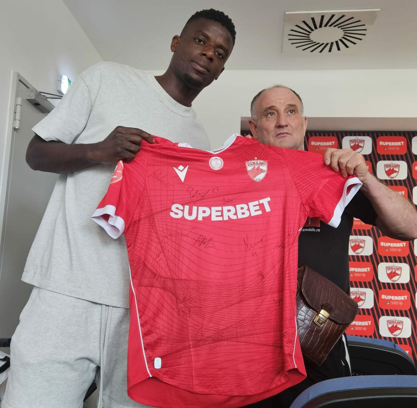 Clauzele secrete ale parteneriatului de gală dintre Dinamo și Superbet. „Câinii” câștigă la capitolul imagine și din bonusuri. Sumă mare pentru salvarea de la retrogradare + marchezi și încasezi. EXCLUSIV