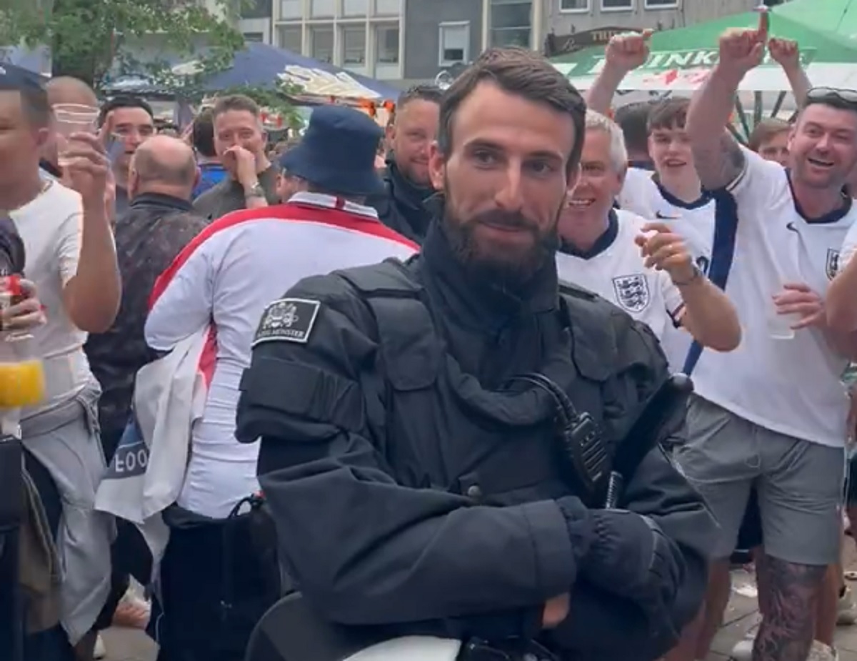 Clona lui Gareth Southgate lucrează pentru poliția germană! Cum au reacționat fanii naționalei Angliei când l-au văzut pe stradă, la meciul de la EURO cu Olanda