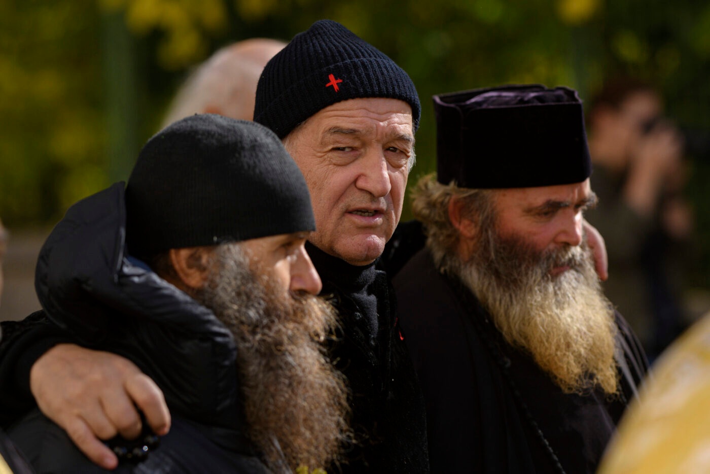 Credința lui Gigi Becali, pusă la îndoială, în direct, la TV! Moderatorul nu a mai rezistat și i-a trântit în față miliardarului părerea sa dură: „Înseamnă altceva!”
